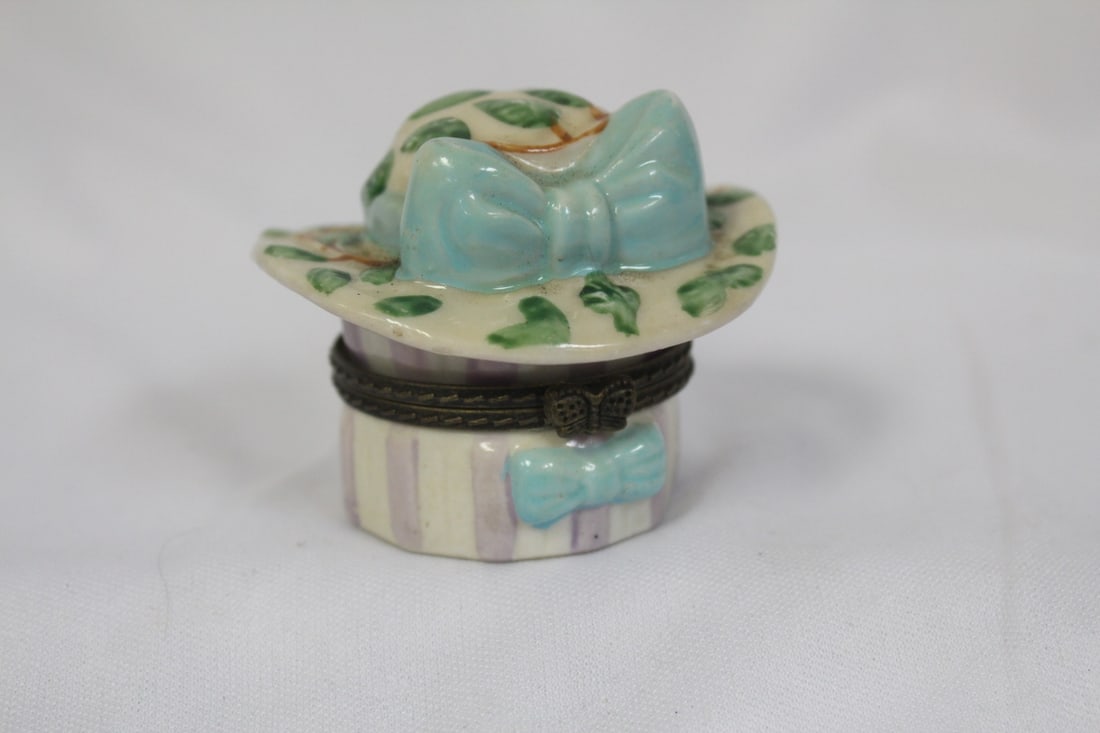A Trinket Box: 2 1/4" in diameter