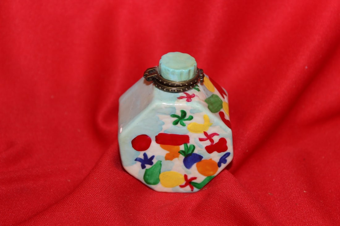A Ceramic Trinket Box: or bottle - please note: stopper unattached - 2 1/4" tall