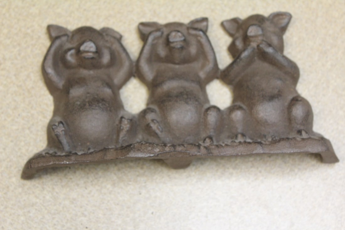 Cast Iron 3 Little Pigs: 7 1/2" across