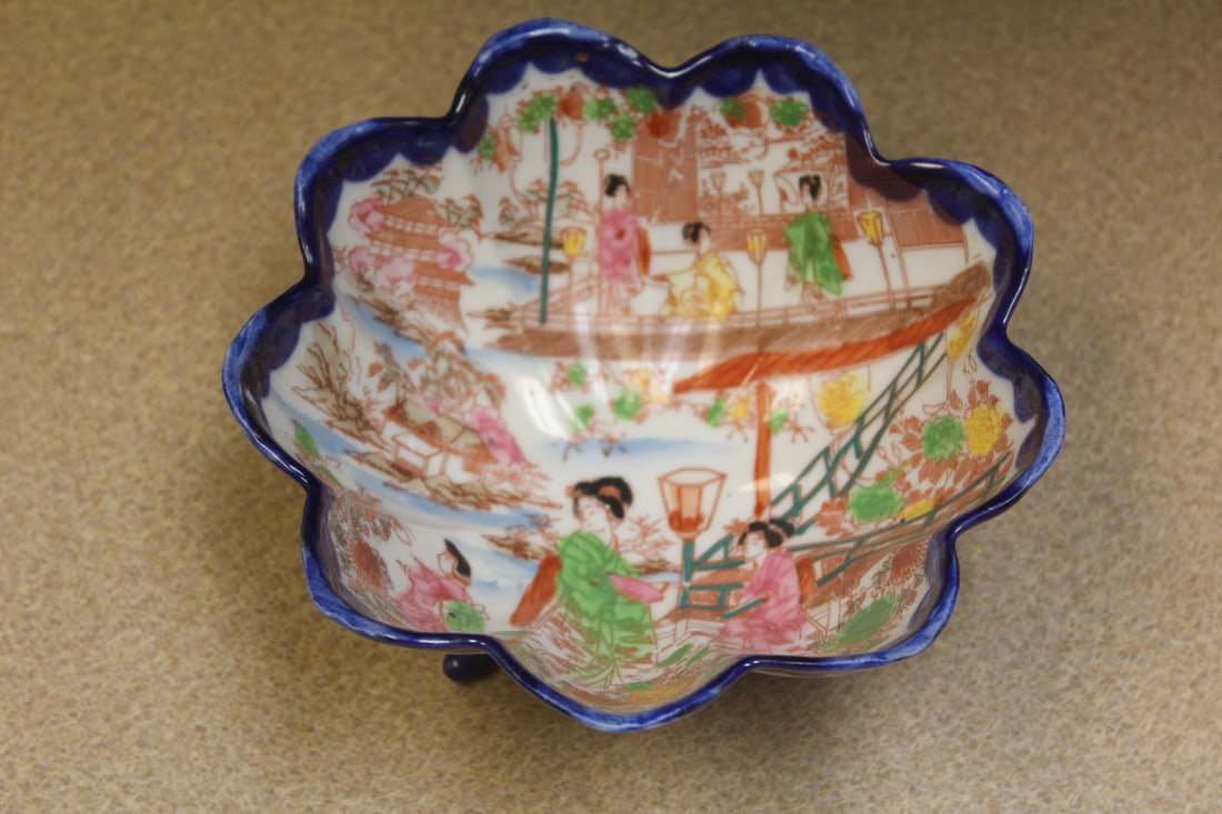 Kutani Geisha Girl Scallop Footed Bowl: 6 3/8" in diameter