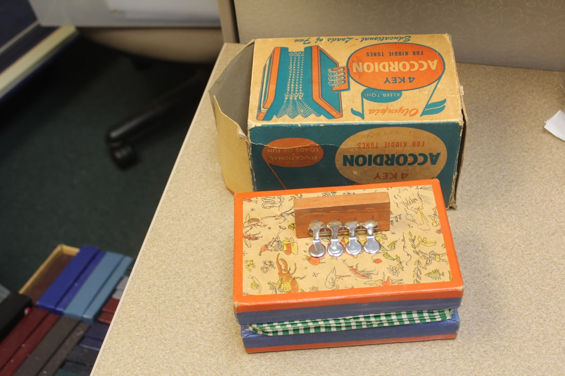 4 Key Accordion: for Kiddie tunes - boxed - not sure if works or not