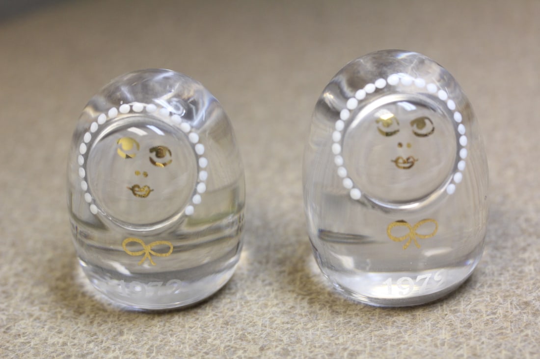 A Pair of Signed Kosta Boda Glass: Twins Lisa and Lars - please note: one small bruises as shown - 2 1/2" tall