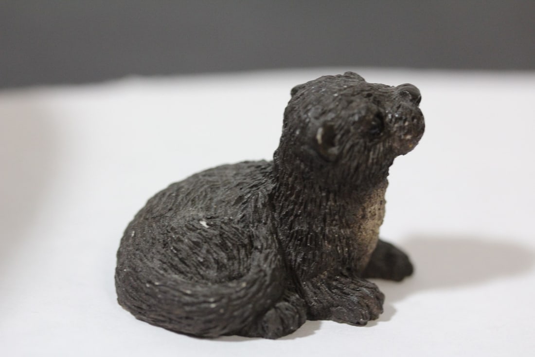 A Small Otter Figurine: 1 3/4" long - nice carving
