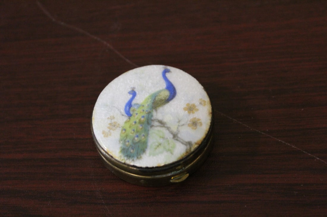 An Enamel Top Vintage Metal Pill Box: 1 5/8" in diameter
