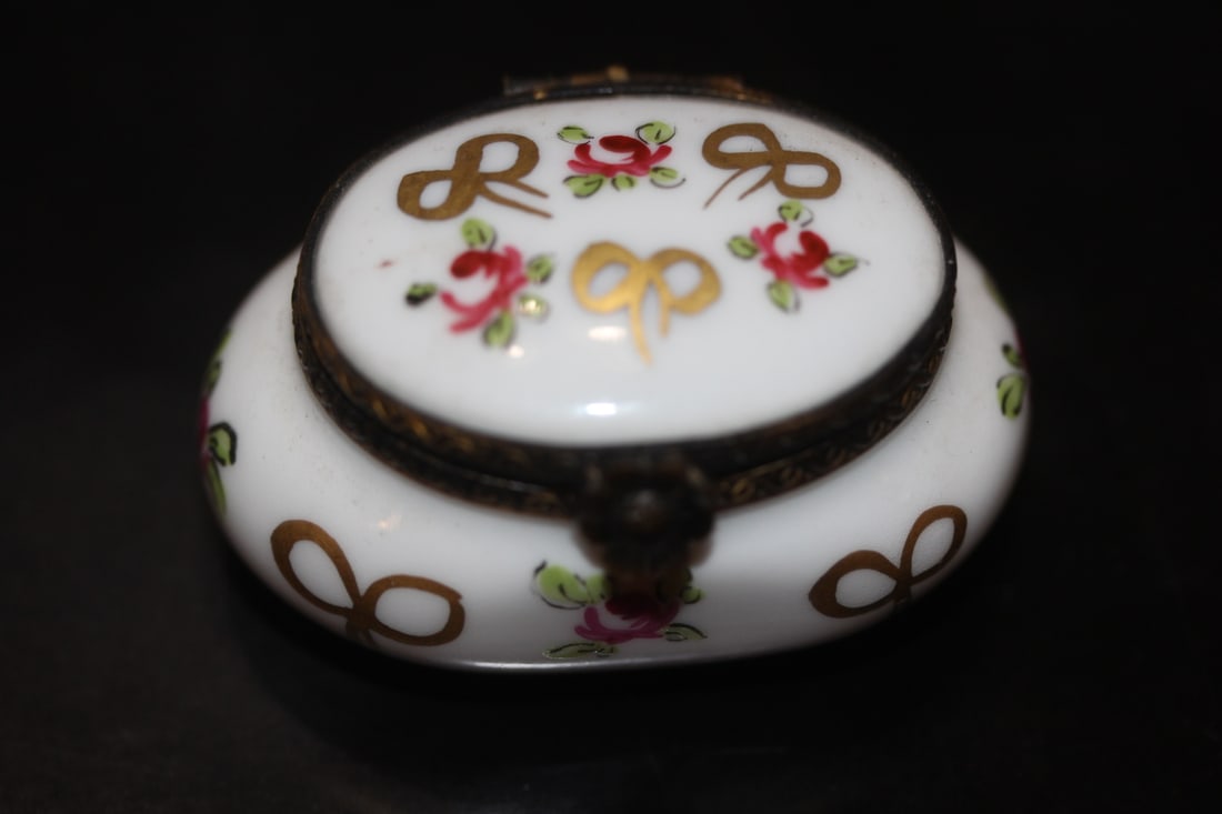 Limoges D?cor Mein Trinket Box: Hand painted - 2 inches in diameter