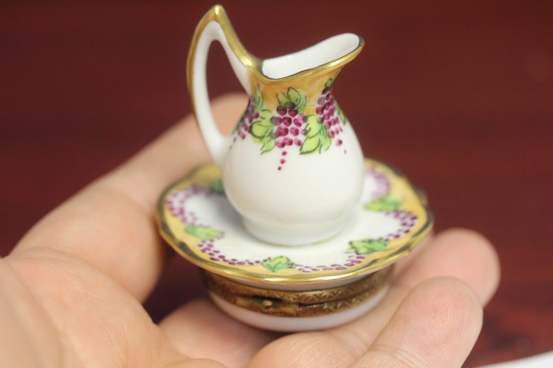 A Peint Main Limoge Trinket Box: 2 1/2" tall