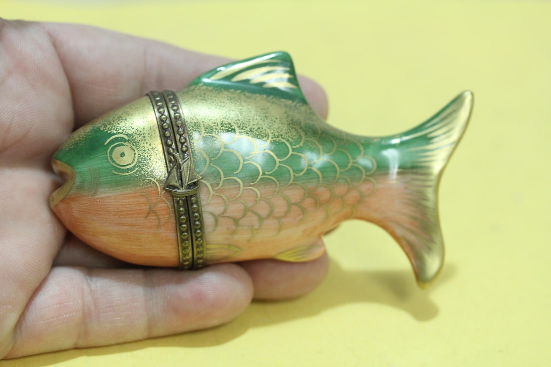 A Limoges Peint Mein Fish Trinket Box: 3 7/8" across