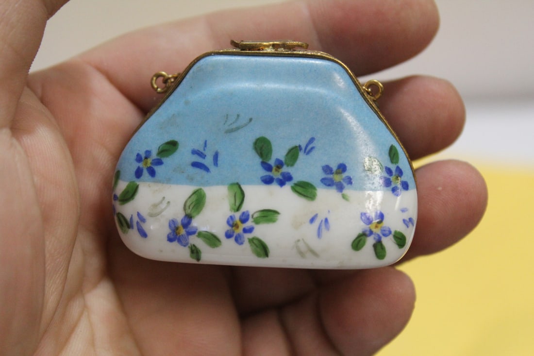 A Signed Limoges Peint Mein Purse Trinket Box: made in France - 2 1/4" across