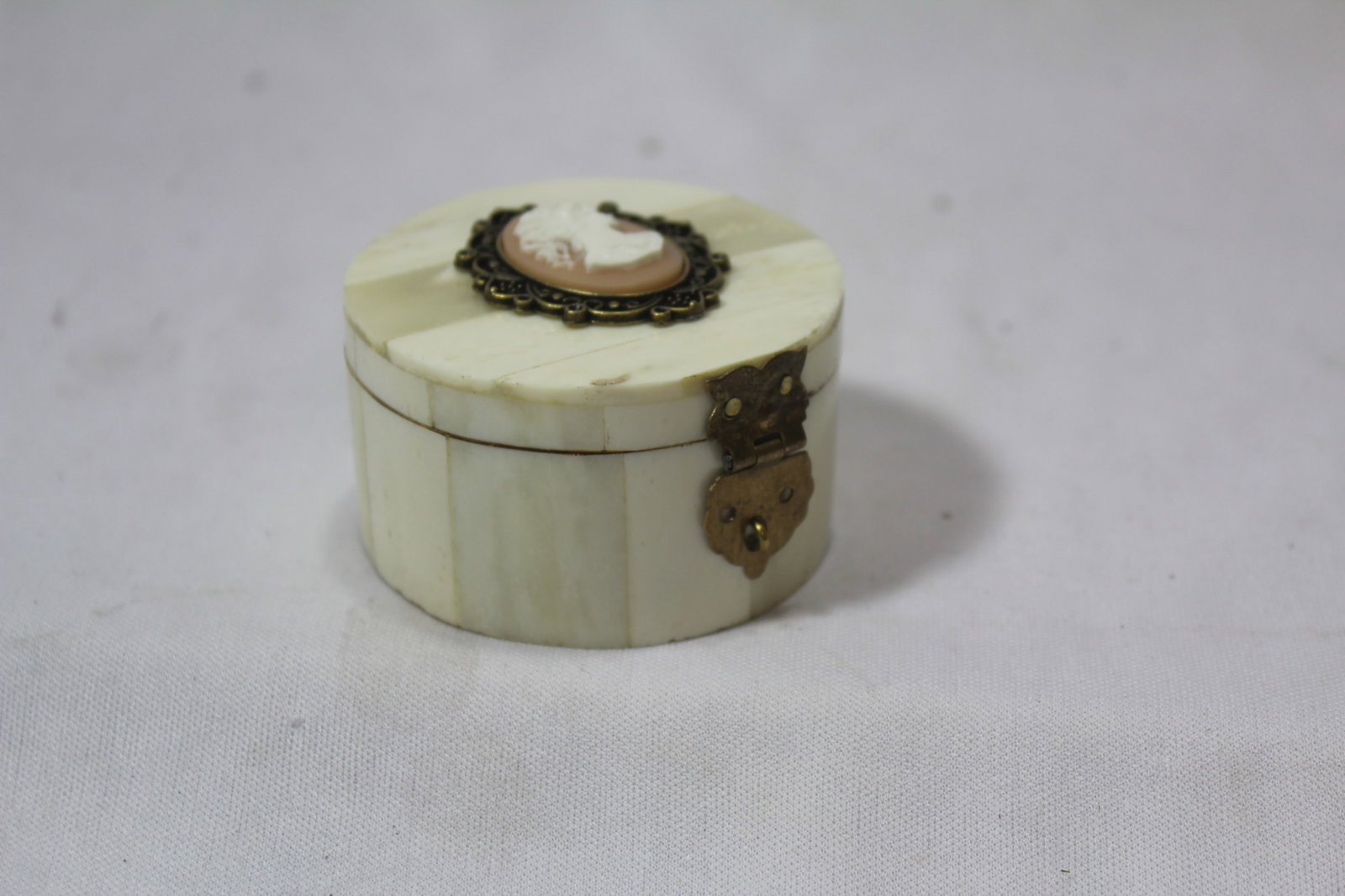 A Cameo Bone Trinket Box: 2 1/4" in diameter