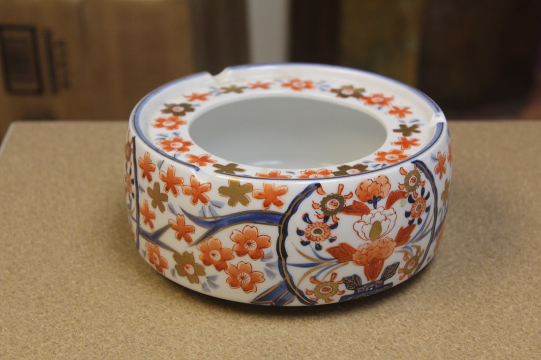 Imari or Imari Style Ashtray: 6 inches in diameter