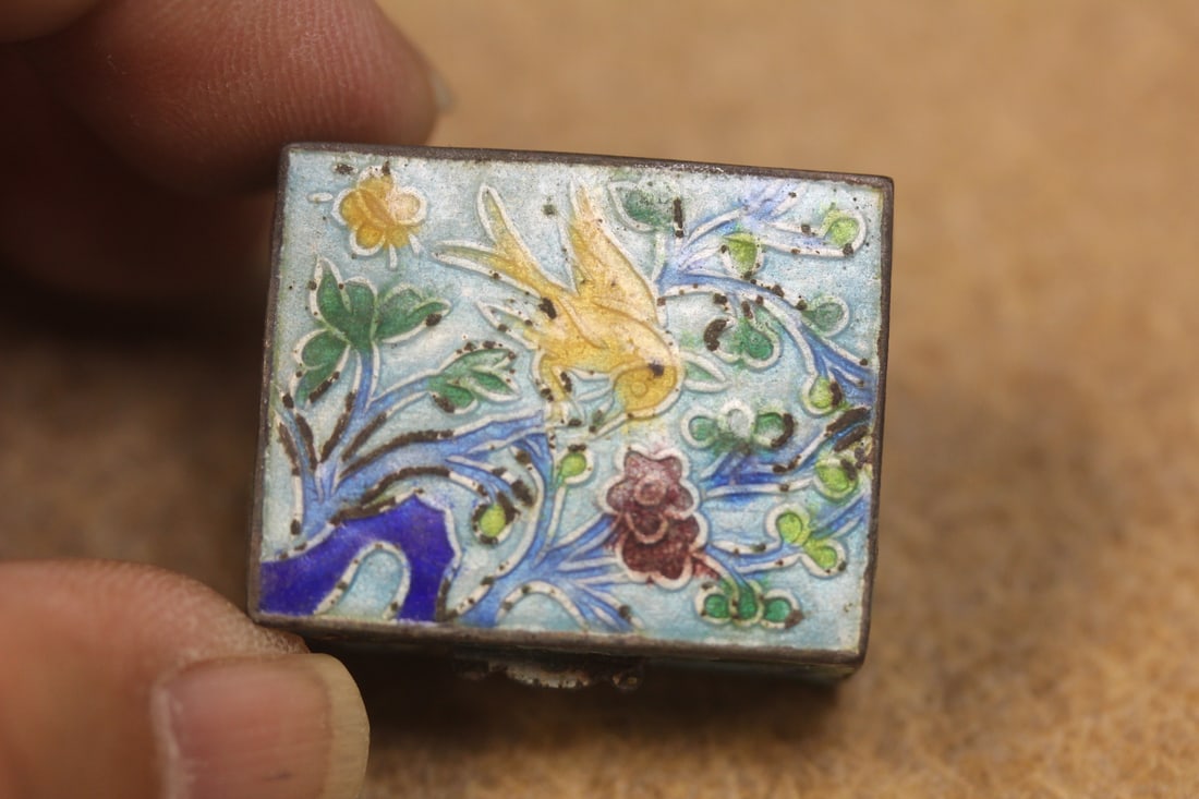 Antique Enamel Chinese Pill Box: early 20th century - 1 3/8" across