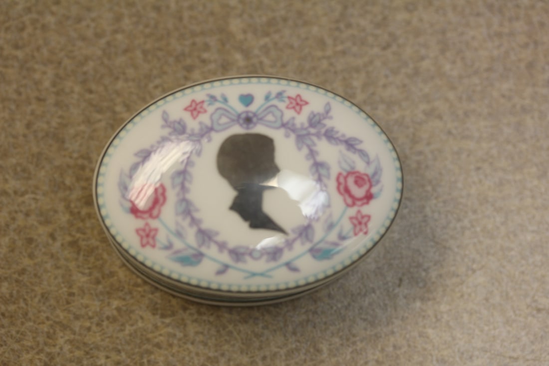 Althorp Princess Diana Ceramic Trinket Box: 2 3/8" in diameter