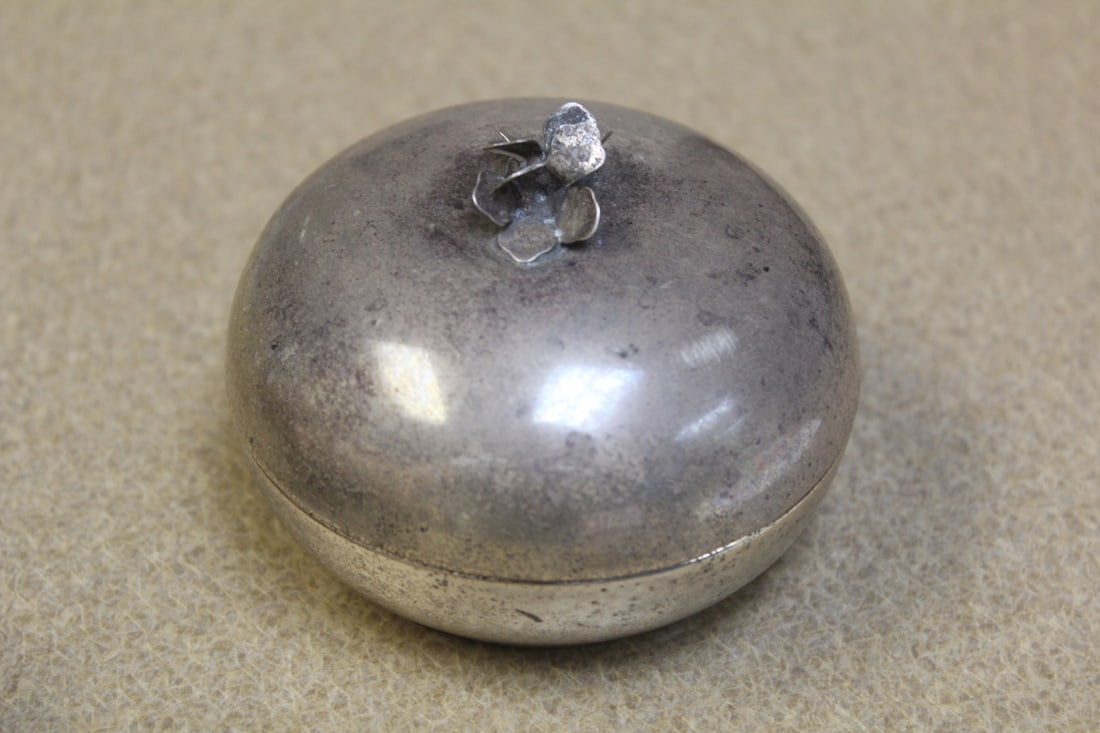 International Sterling Round Powder Box: 3 1/4" in diameter