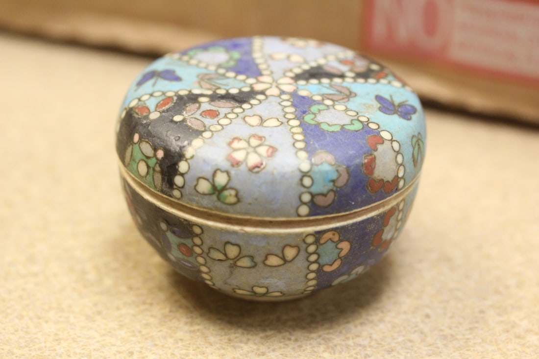 Japanese Enamel on Ceramic Trinket Box: easrly to mis 20th century - 2 5/8" in diameter