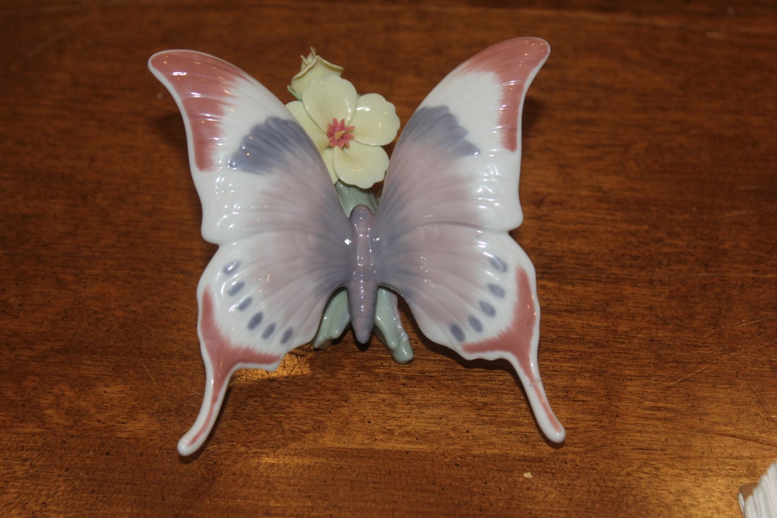 Lladro Butterfly: 4" across - no box