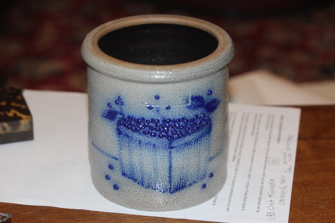A Blue and White Small Crock: 5 1/4" tall