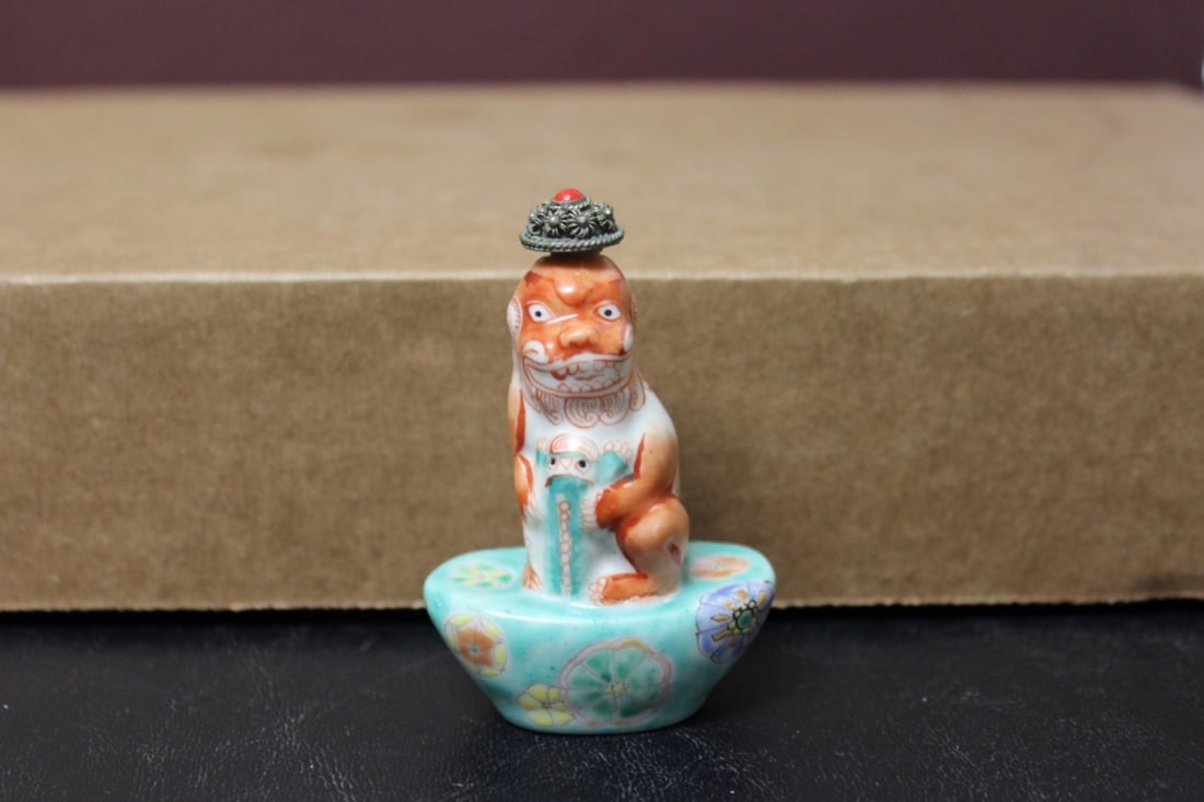 A Chinese Porcelain Snuff Bottle: 2 7/8" tall