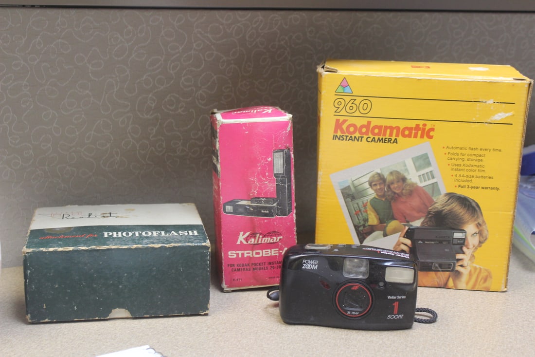 Lot of cameras, accessories: total of 4 items, do not know if everything works or not, selling as collectable