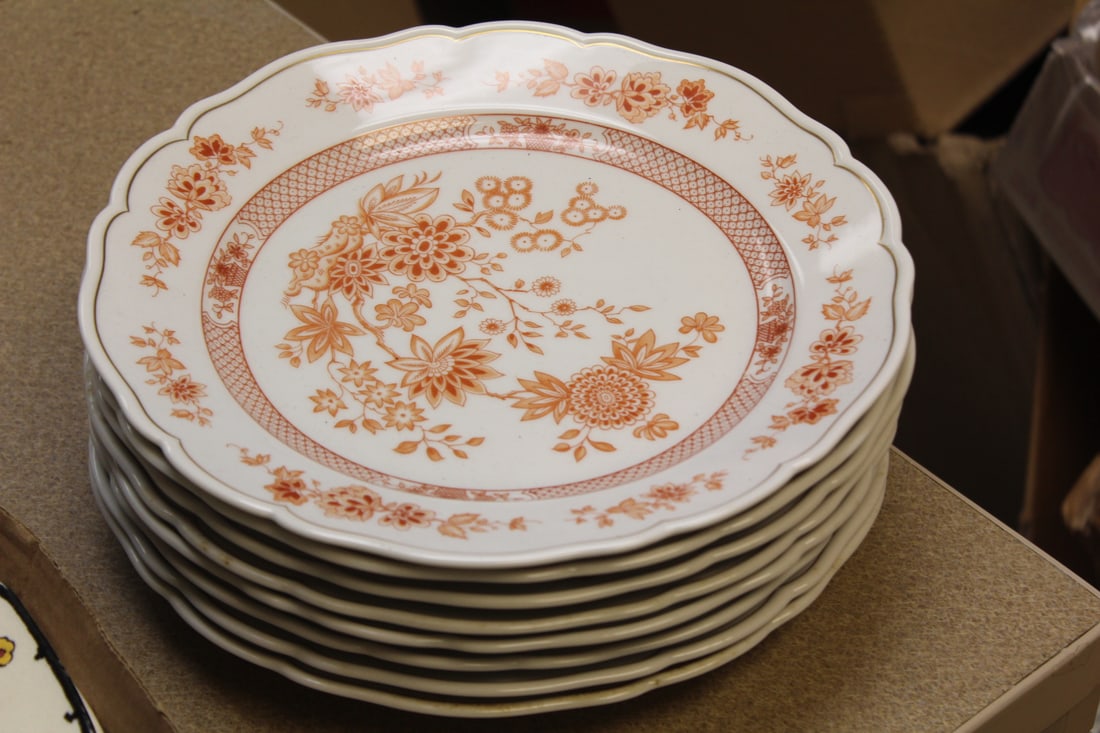 Set of 8 Hutschenreuther Selb Dinner Plates: 10 1/8" in diameter each