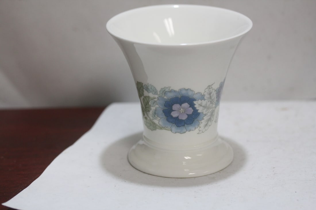 A Wedgwood Clementine Cup: possibly a vase - 3 1/2" tall