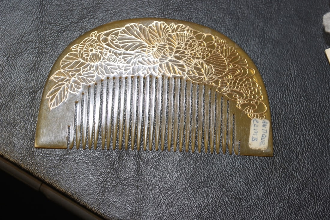 A Vintage Japanese Faux Tortoise Shell Comb: Approximately 4" in length