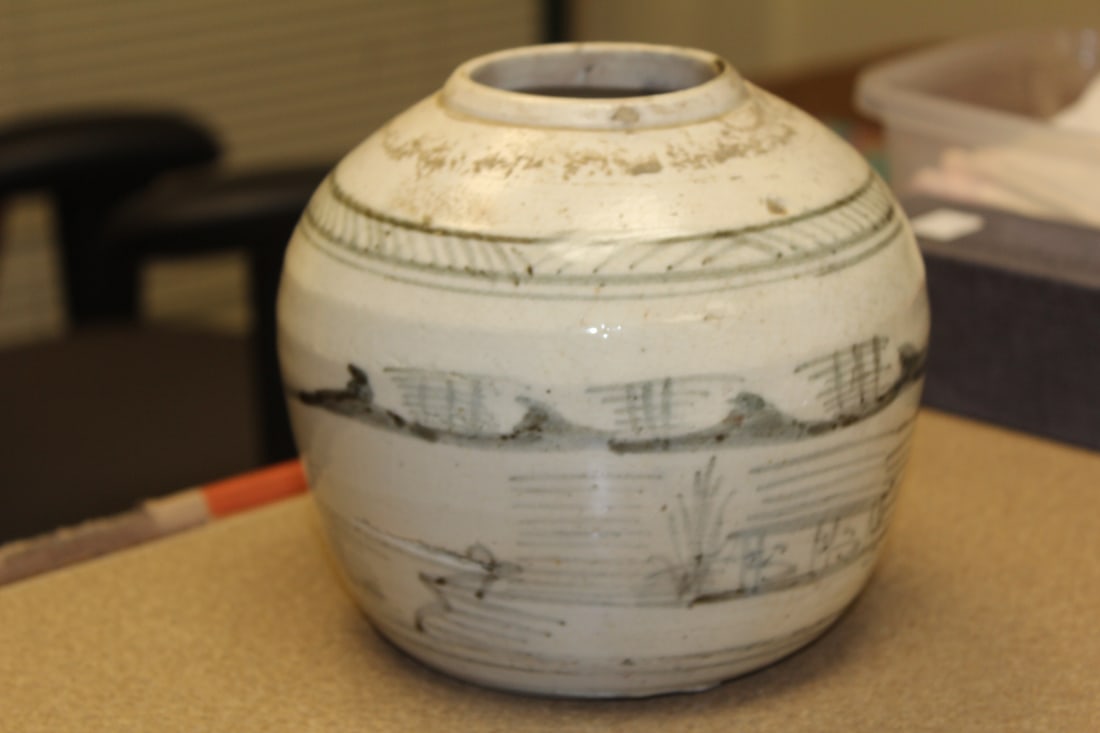 Chinese Ceramic Ginger Jar: blue and white - 19th century - signed - 6" tall