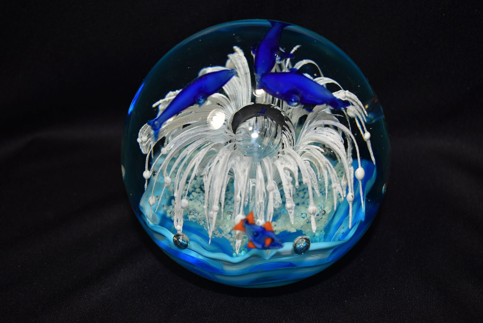 A Fish Artglass Paperweight: 4 5/8" tall