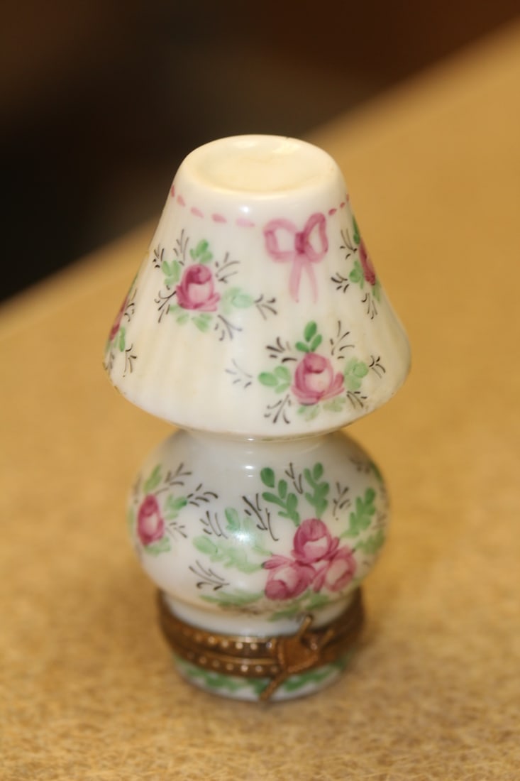 Limoges Peint Main Ceramic Trinket Box: 3 inches tall