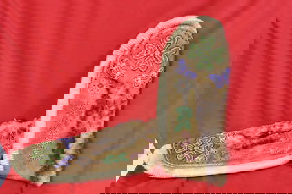 A Pair of Native American Indian Mocassin Suedes (1 of 4)