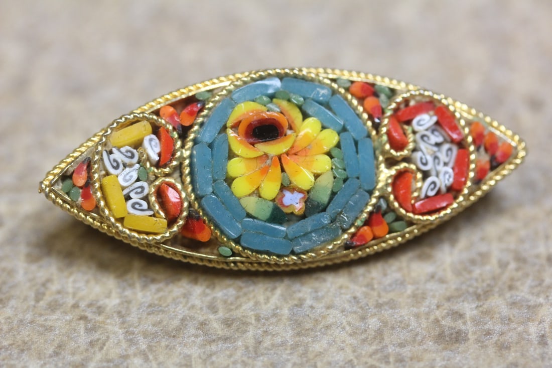 Micro mosaic brooch: Italian