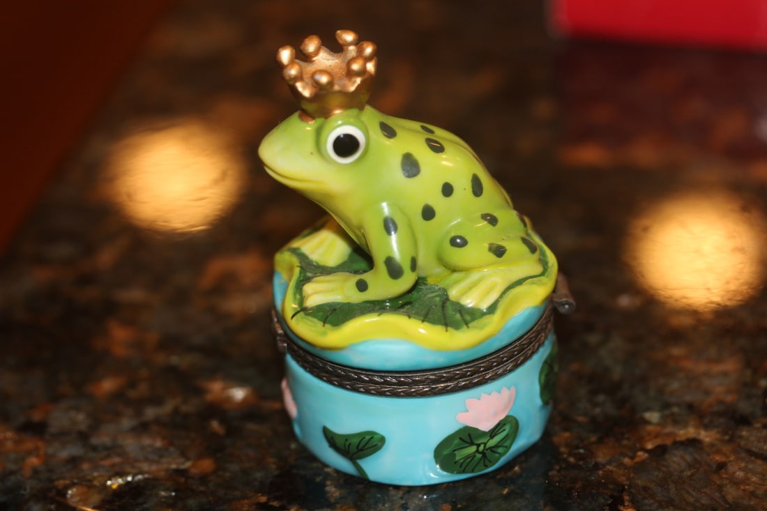 Ceramic Toad Trinket Box: with trinket - 3 1/8" tall