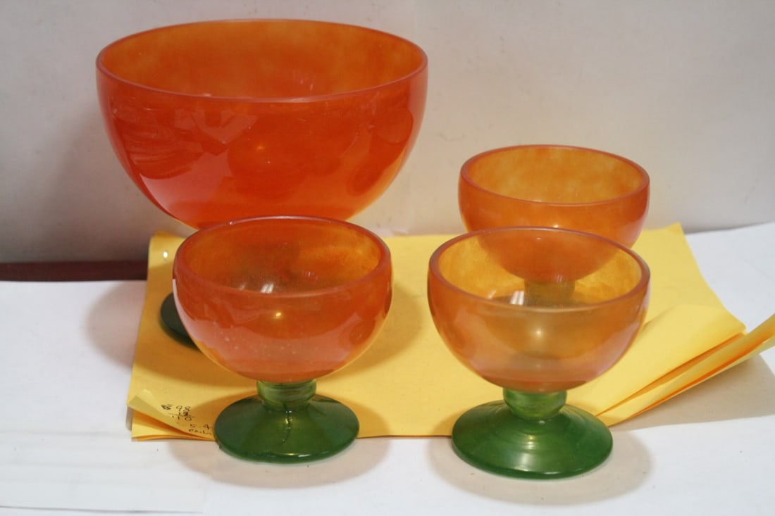 Lot of 4 Retro Orange and Green Glass Cup: tallest= 5" and widest= 5 3 /4" - please note: one small cup has a flea bite as shown