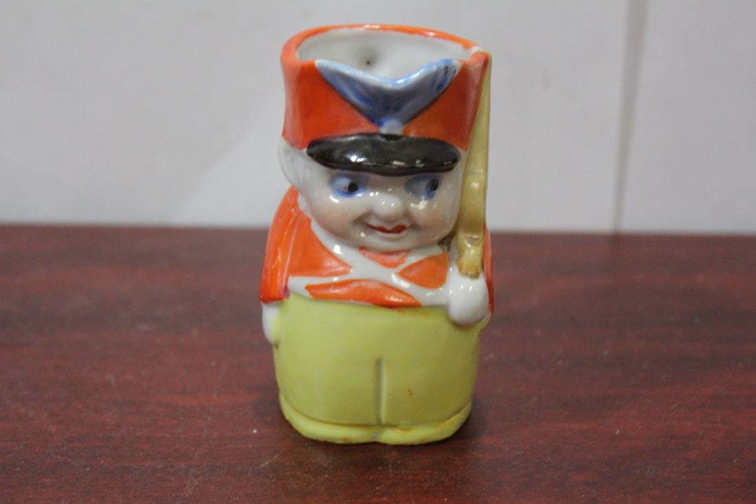 A Japanese Figeral Mug: 3 1/2" tall
