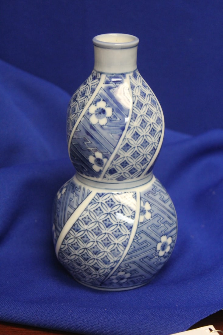 A Japanese Blue and White Gourd Shape Bottle: 6 1/4" tall
