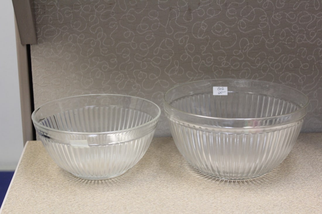 Lot of 2 Clear Bowls: most likely Pyrex, but unmarked - largest diameter= 7 3/8"