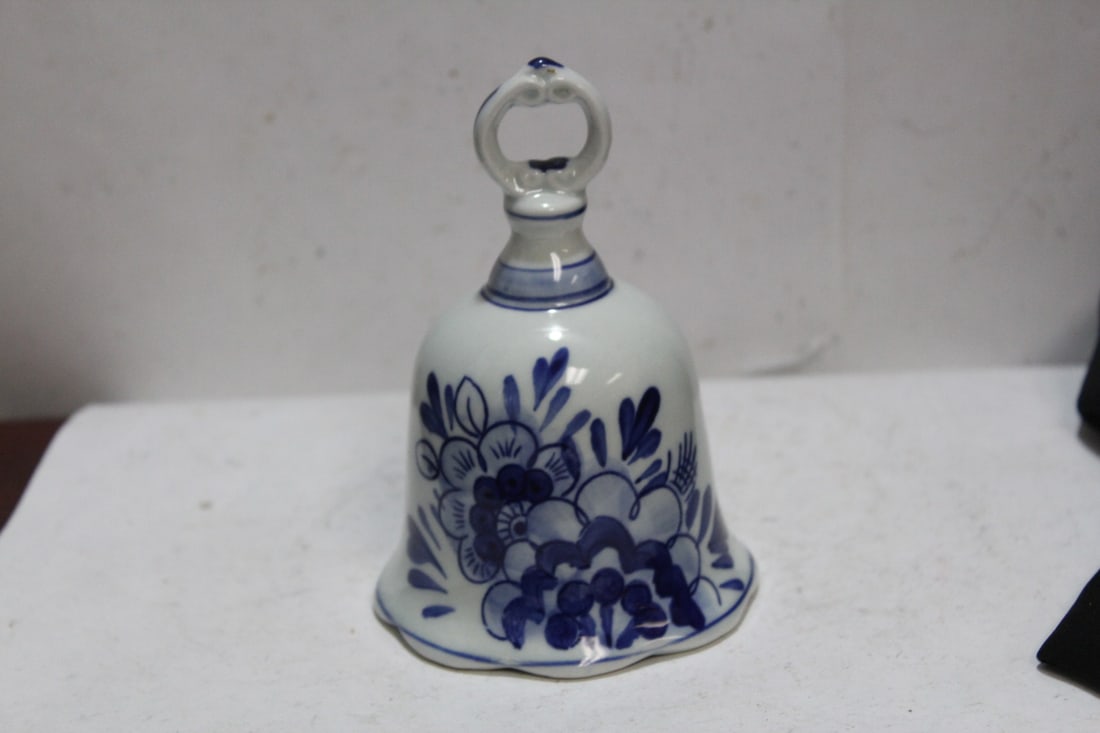 A Blue Delft Bell: please note: no clasp - 5" tall