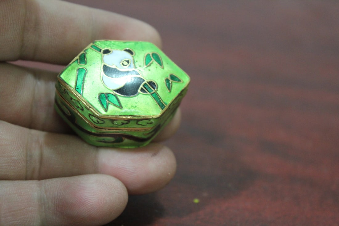 A Chinese Cloisonne Panda Trinket Box: 1 1/2" across