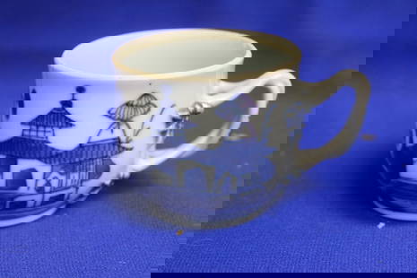 A Blue and White Chinese Export Cup: 19th century - please note: hairline