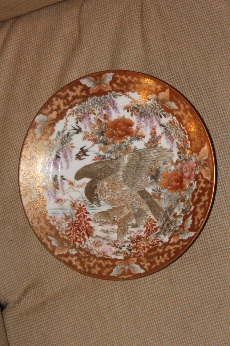 Antique Signed Japanese Kutani Eagle Plate: very detail hand painting of crouching eagle - 8 1/2" in diameter