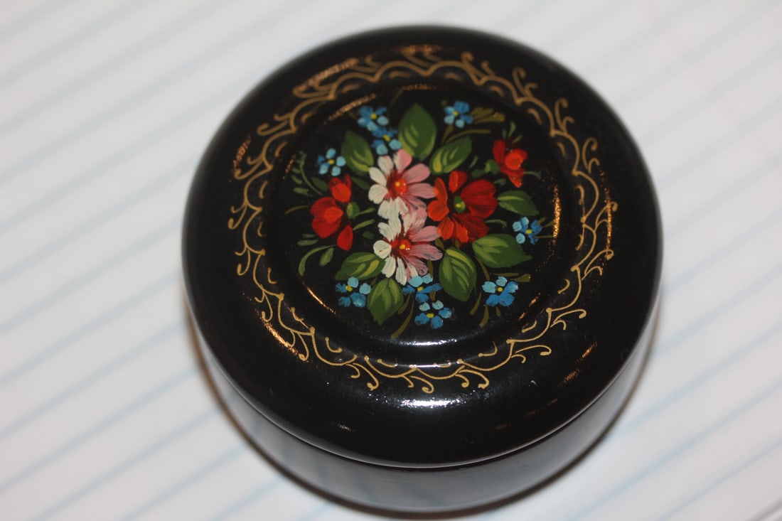 Hand Painted Lacquer Box: 2 5/8" in diameter