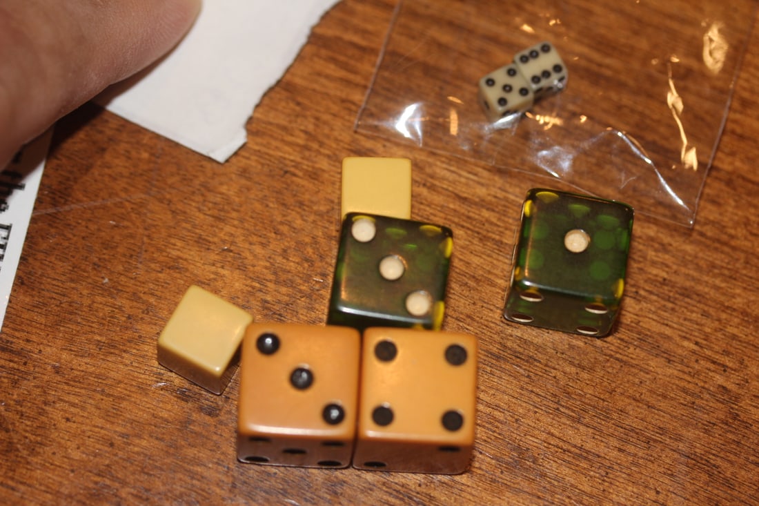 Lot of 8 Bakelite dices: to include miniatures