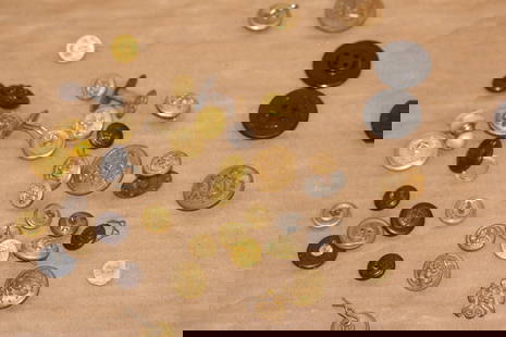 Lot of Military Buttons: as shown