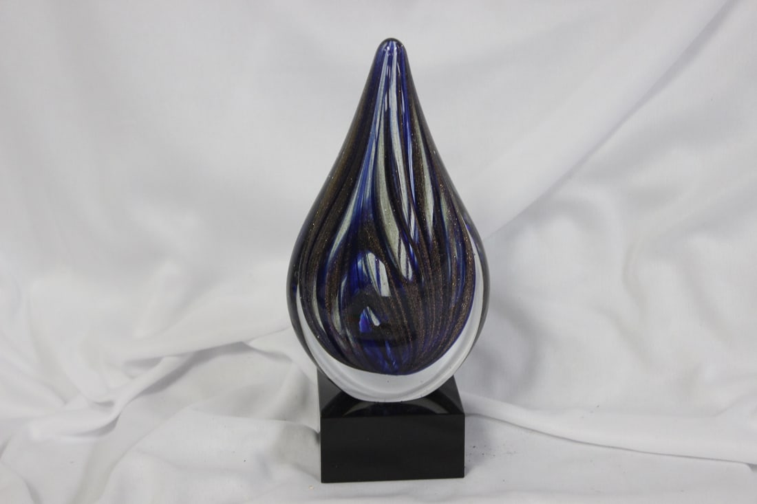 A Teardrop Art Glass: 7 1/8" tall