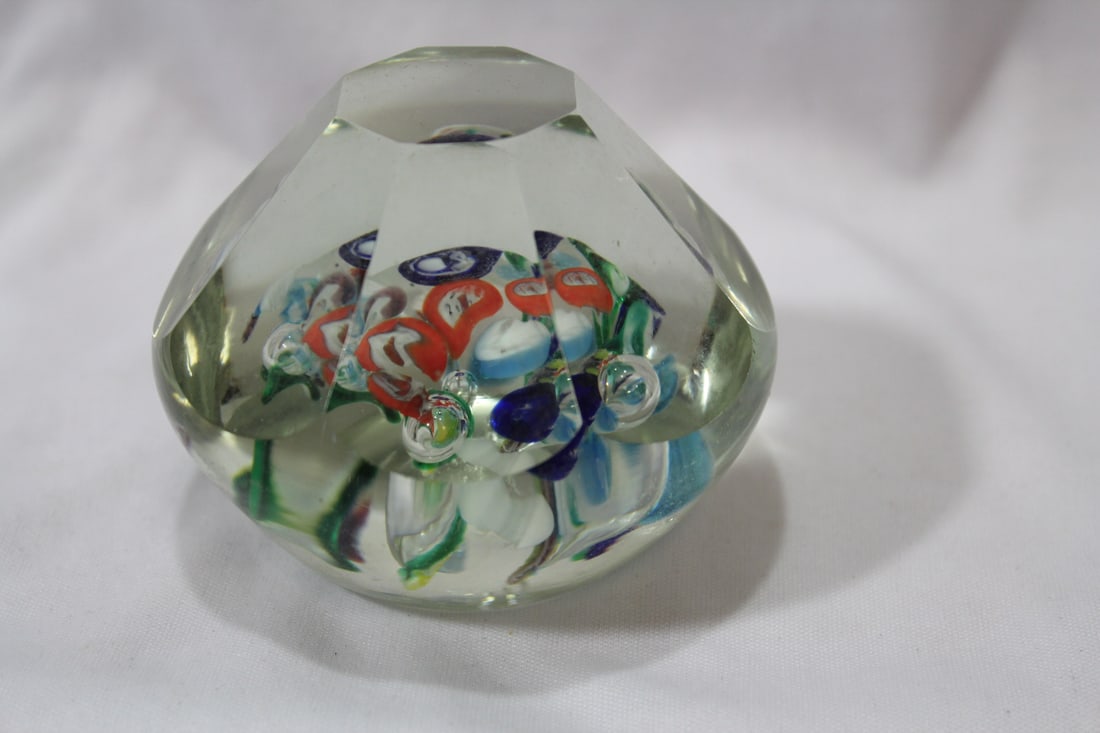 An Artglass Paperweight: 3 1/4" in diameter