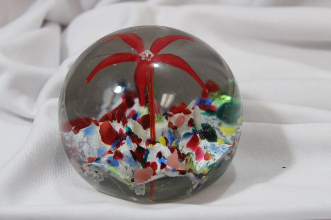 An Artglass Paperweight: 2 3/4" ac ross
