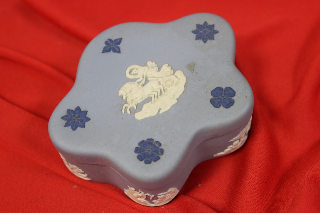 A Wedgwood Box: 4" in length