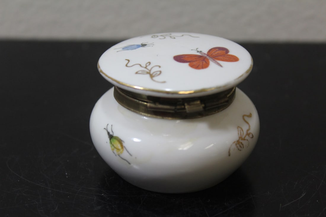 A Japanese Trinket Box: 2 1/4" in diameter