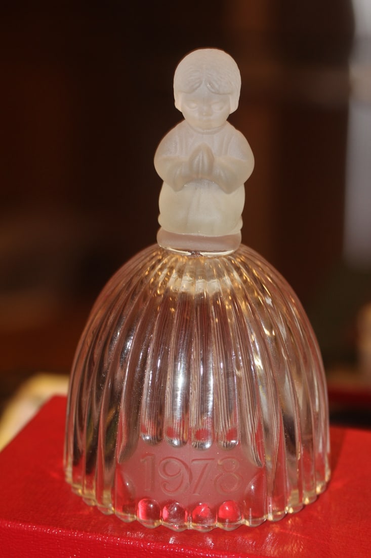 Goebel 1978 Glass Bell: please note: no clasp - 6 inches tall