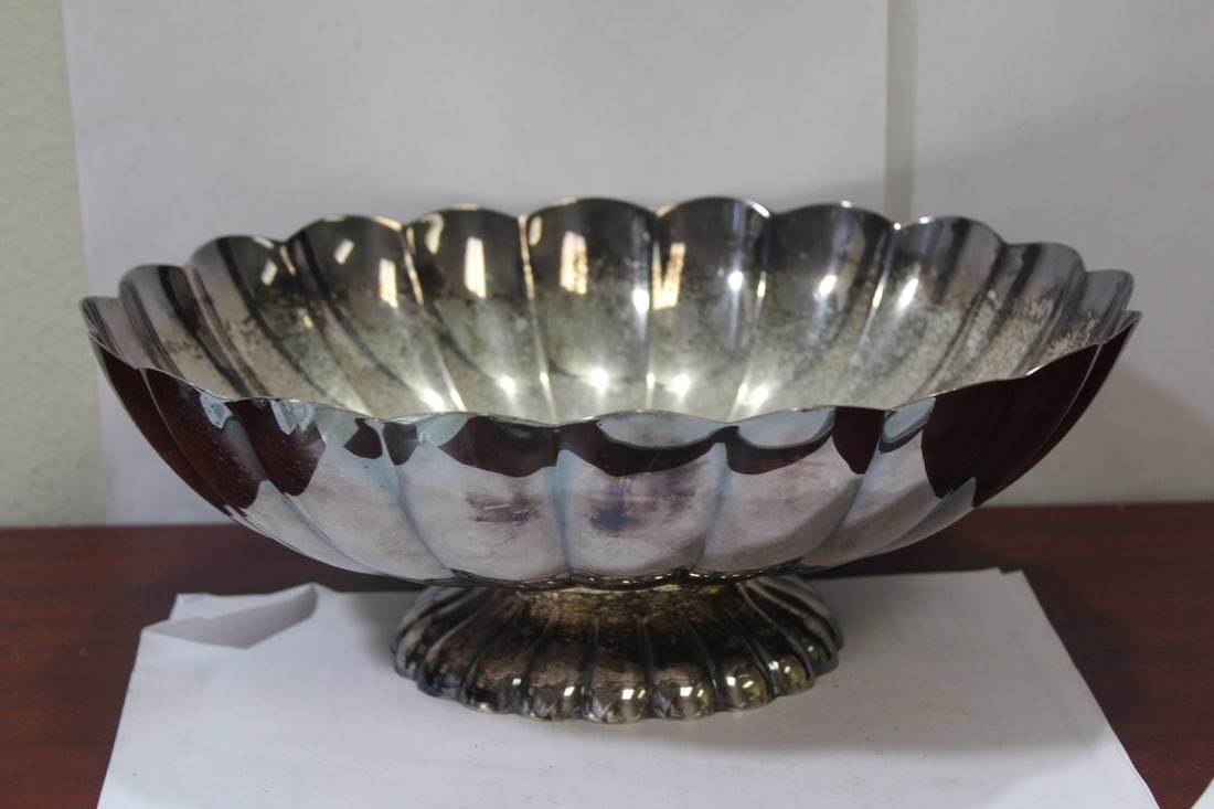 A Reed and Barton Silverplated Bowl: 12" across- scallop form