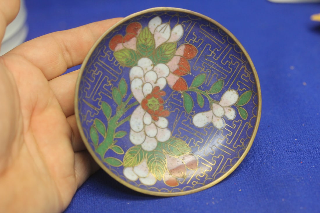 Vintage Chinese Cloisonne Dish: 3 3/4" in diameter